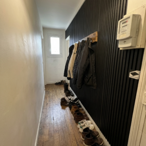 real-candid-photo-narrow-hallway-in-apar_KlvUaLFxTY63gxMO51om-g_WeYG8opaTu6GRxisZa6AtA_hd