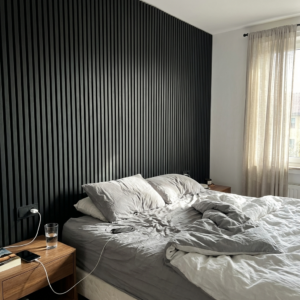 real-photo-bedroom-black-matte-wood-slat_LZ4JvaSqSESoNa_McS1GvA_OZSuk6n0RCWH2YBbuZGKGQ_hd
